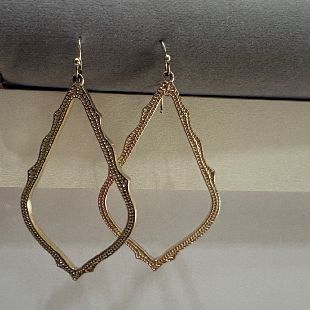 Kendra Scott Sophee  drop earrings in a gold-plated finish